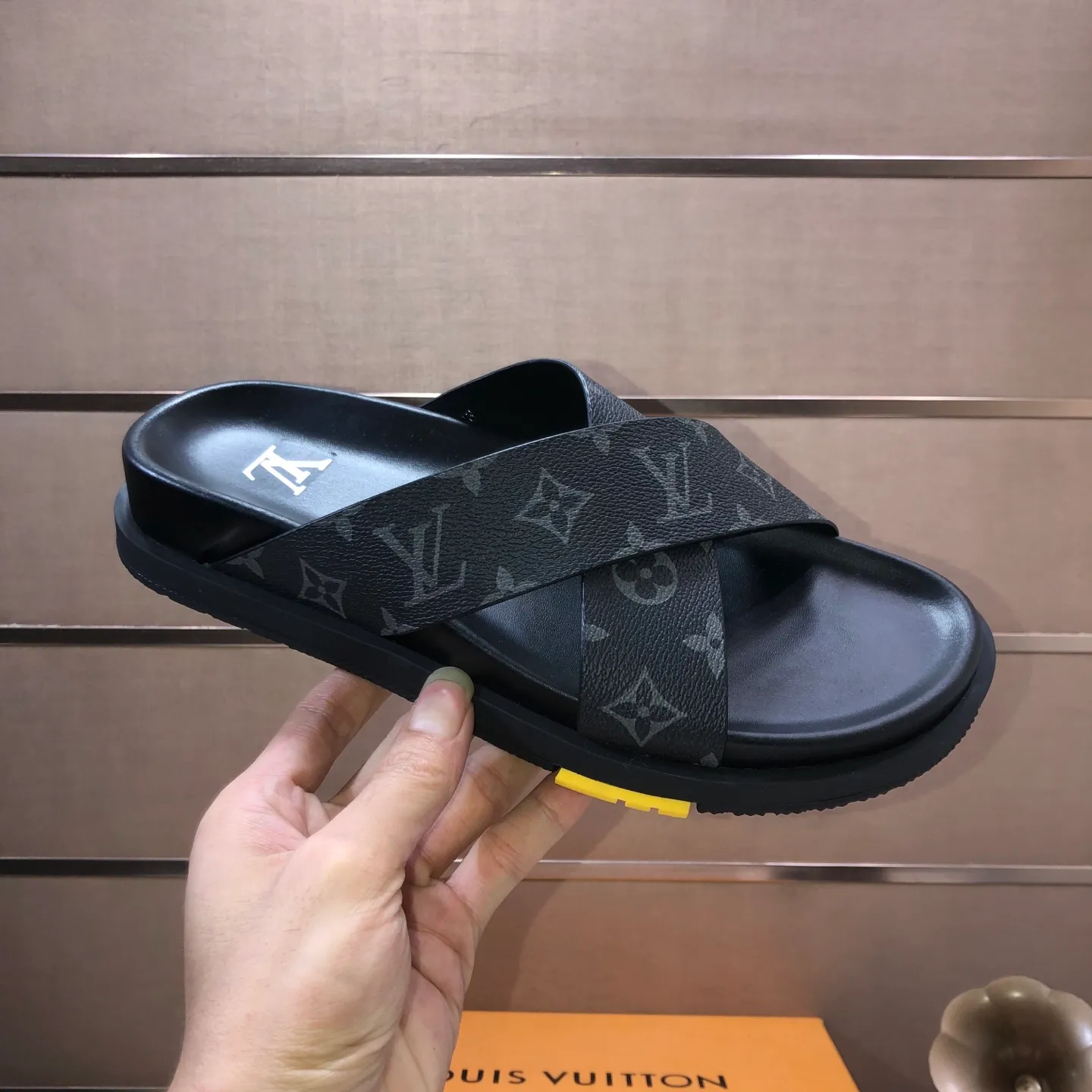 Men's shoes 💰400💰 [Louis Vuitton LV slippers] (high-end cowhide) counter 1:1 fashion style, a must-have for summer! The designer used LV’s iconic outsole. The original simple slippers instantly become fashionable! The upper is made of flexible special cowhide leather straps alternately, and the workmanship is exquisite! A must-have for stylish men in summer, size 38-45 (45 customized)
